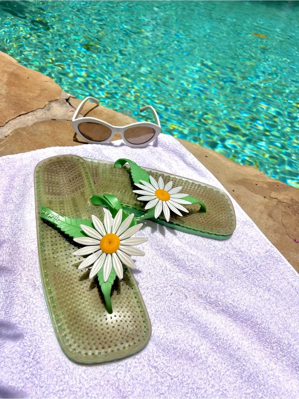 1970’s Vintage Daisy Flip Flop Sandals